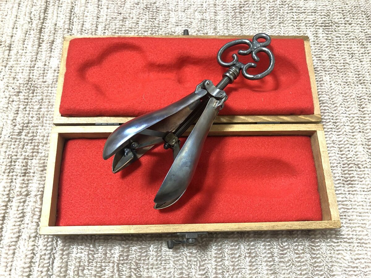 日本で唯一？拷問器具収集家・ヌガザカ「イベントに持っていくのは潰す