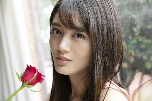 話題作への出演が続く水谷果穂。「撮影でした格好を家でもやってみました(笑)」