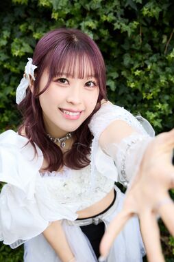 ▲咲真ゆか(さくま・ゆか)　大阪府出身。１期生でリーダー。独特のハスキーな歌声と圧倒的ダンススキル、そして“爆レスマシーン”の異名をとるファンサ力を誇る。日韓ハーフで３ヵ国語堪能。