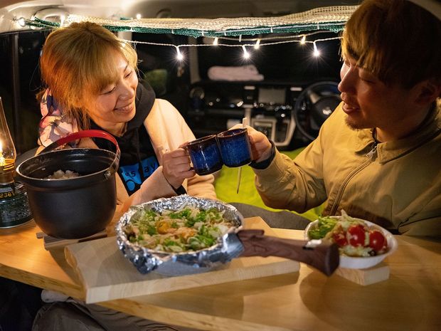 車で暮らす! 朝から絶景が拝める車中泊スポットでハマったVANLIFE
