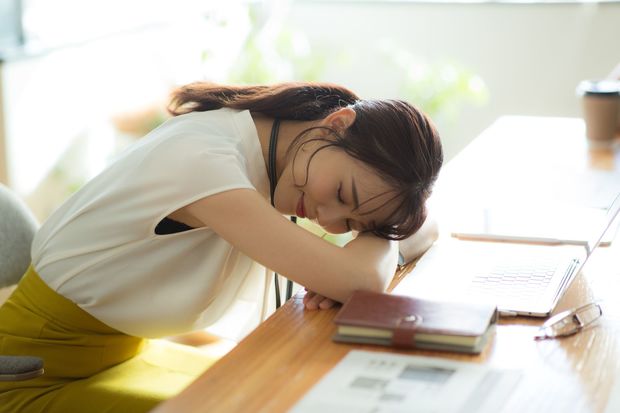 「夏は少し昼寝をするのがよい」15分の軽い睡眠で午後も元気に!