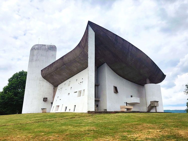 丘に鎮座する蟹 建築家ル コルビュジエ晩年の覚醒 ニフティニュース