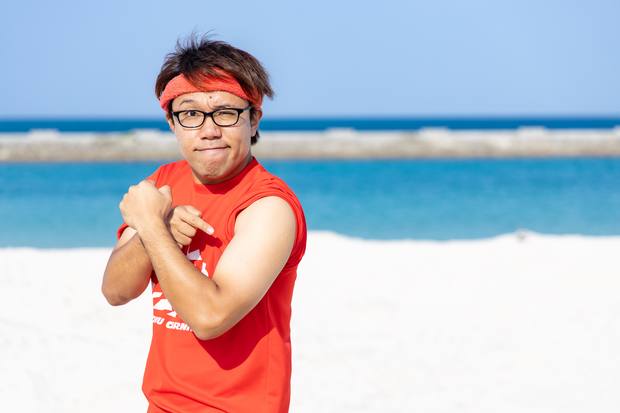 沖縄の海に赤ふんどし姿!! せやろがいおじさんって何者?