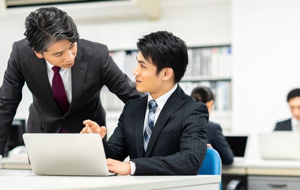 褒めるより効果的! デキる中間管理職がやっている「注目する」声掛け