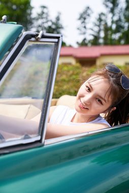 アメ車のゴージャスさに負けない愛来の眩しい笑顔！ セルフプロデュース企画PART４